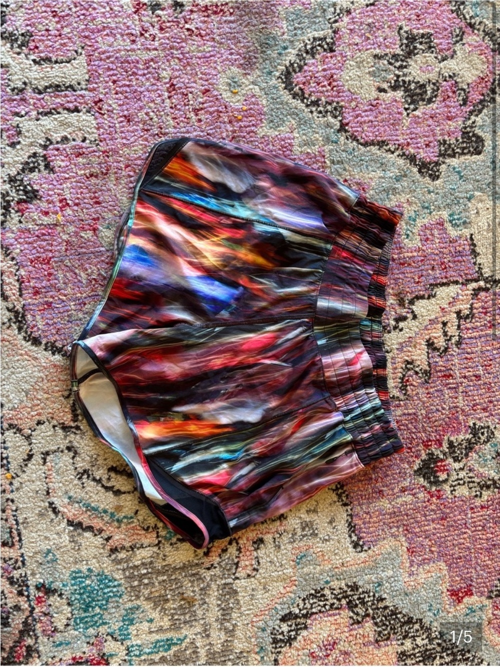 Women’s Lululemon Hotty Hot Shorts HR 4in- multicolor chroma fusion- size 4